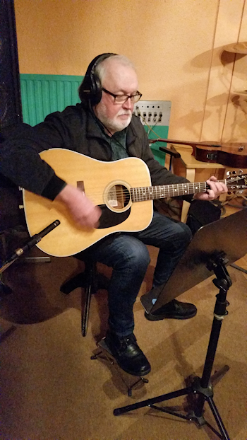 studio-eetu-soittaa.jpg