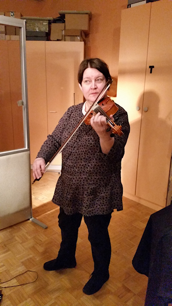 studio-helmi-soittaa.jpg